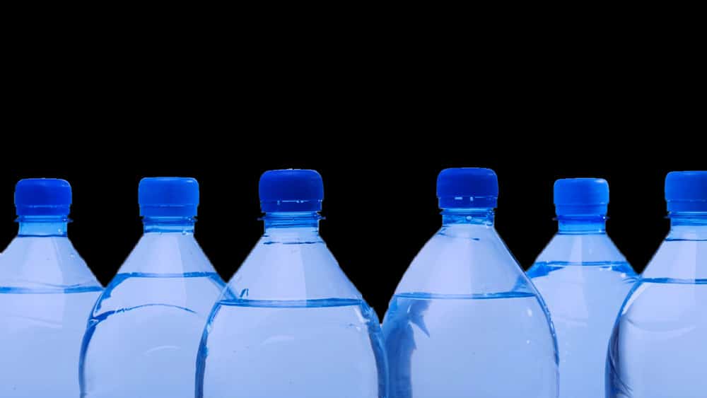 L'eau en bouteille contient des centaines de milliers de